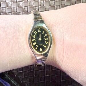 🧚🏻‍♀️ Gold and Black Quartz Watch